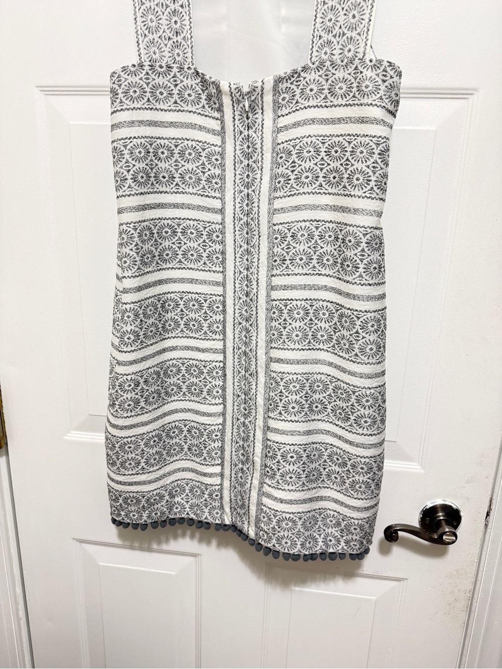 MAGGY LONDON Gray and White Lace-Pattern Shift Dress with small pom-pom - Picture 5 of 13